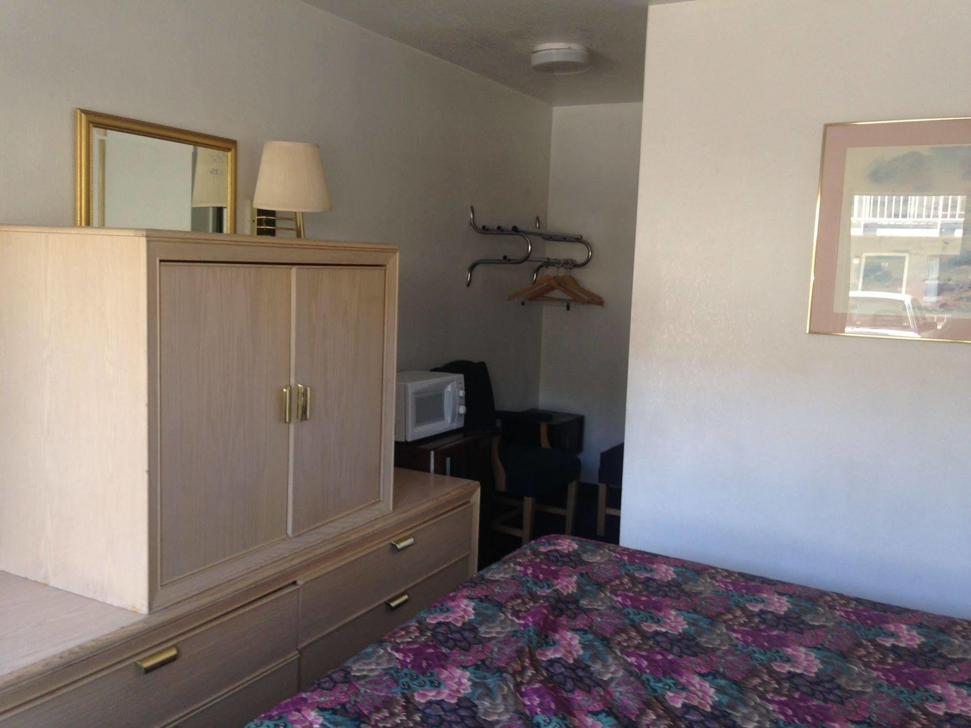 American Budget Inn And Suites-Модесто Екстериор снимка