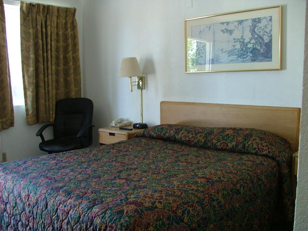 American Budget Inn And Suites-Модесто Екстериор снимка